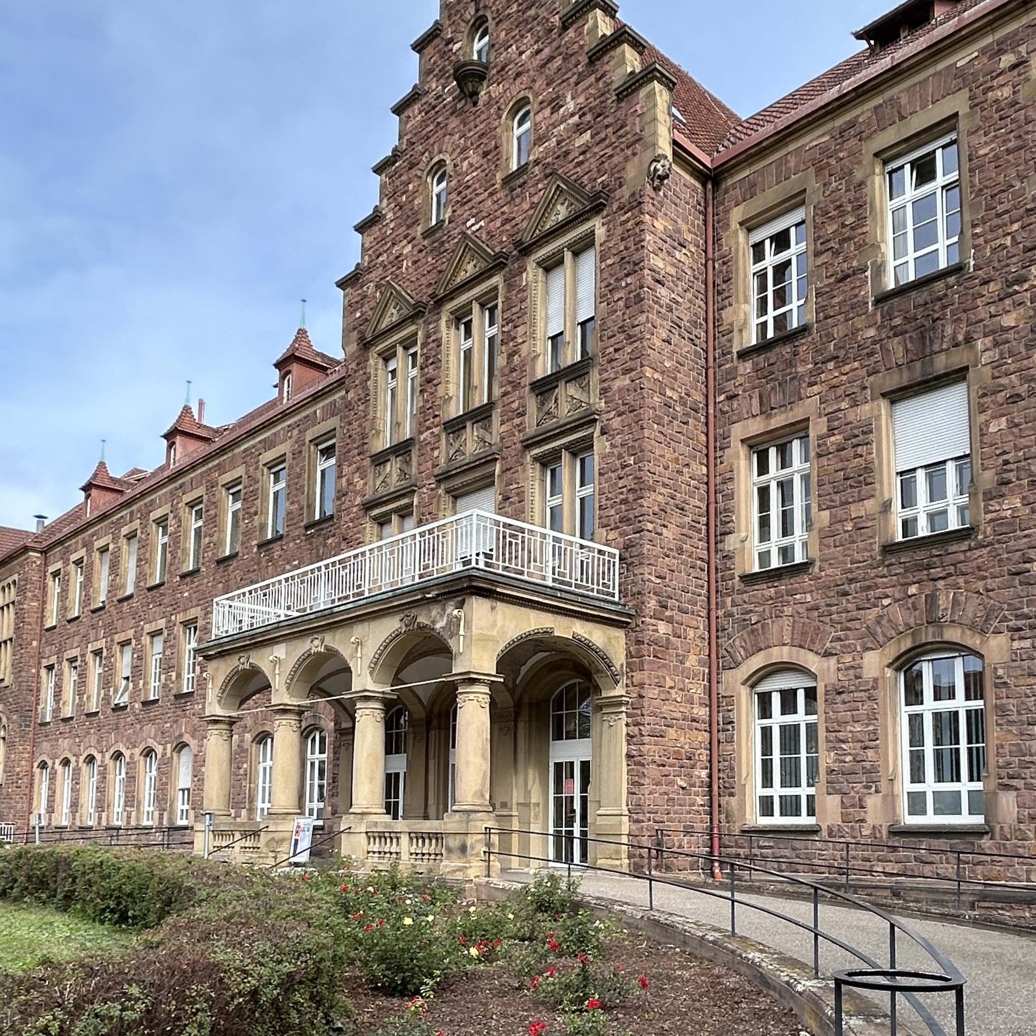 Au&szlig;enansicht der Praxis im Klinikum Karlsruhe